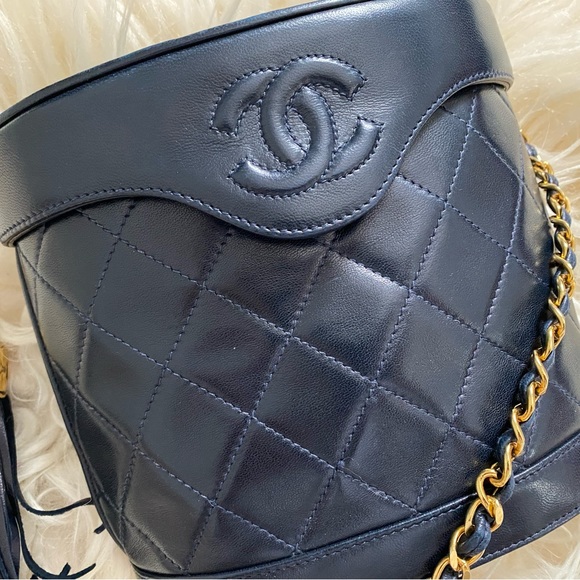 Vintage Chanel 80s 90s Navy Blue Lambskin Flap Bucket Shoulder Bag - Picture 3 of 16